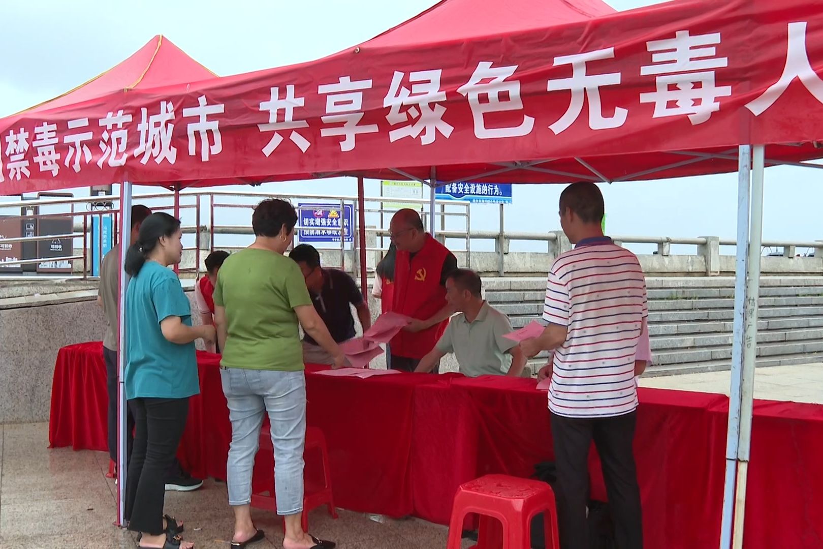 市醫(yī)療保障局開展禁毒和異地就醫(yī)直接結算政策宣傳活動.jpg
