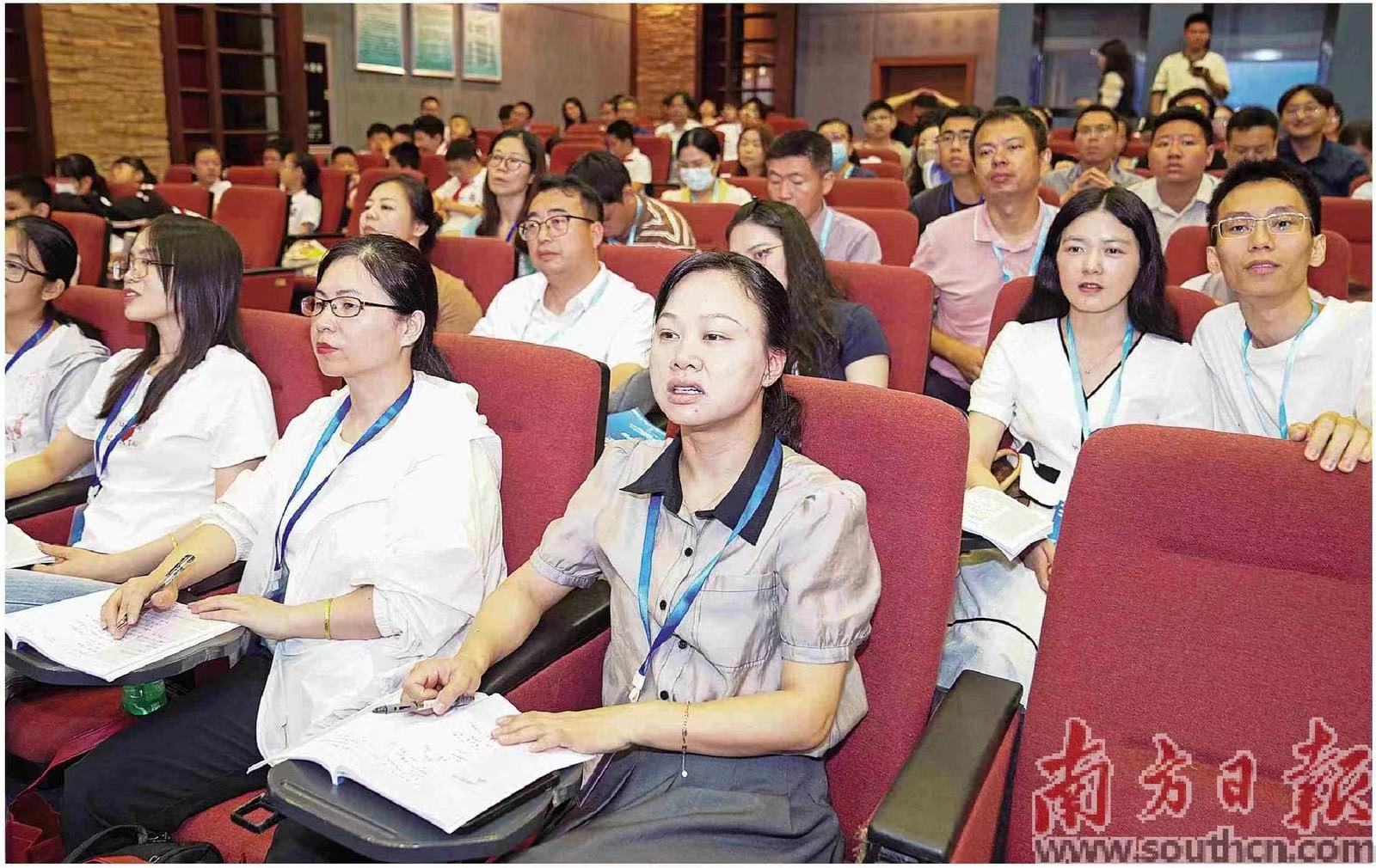 　　廣東切實加強教師隊伍建設(shè)管理改革，取得顯著成效。圖為2024年“全國科學(xué)教育暑期學(xué)?！敝行W(xué)教師培訓(xùn)（廣州會場）在華南師范大學(xué)開班。南方日報記者 鐘志輝 攝