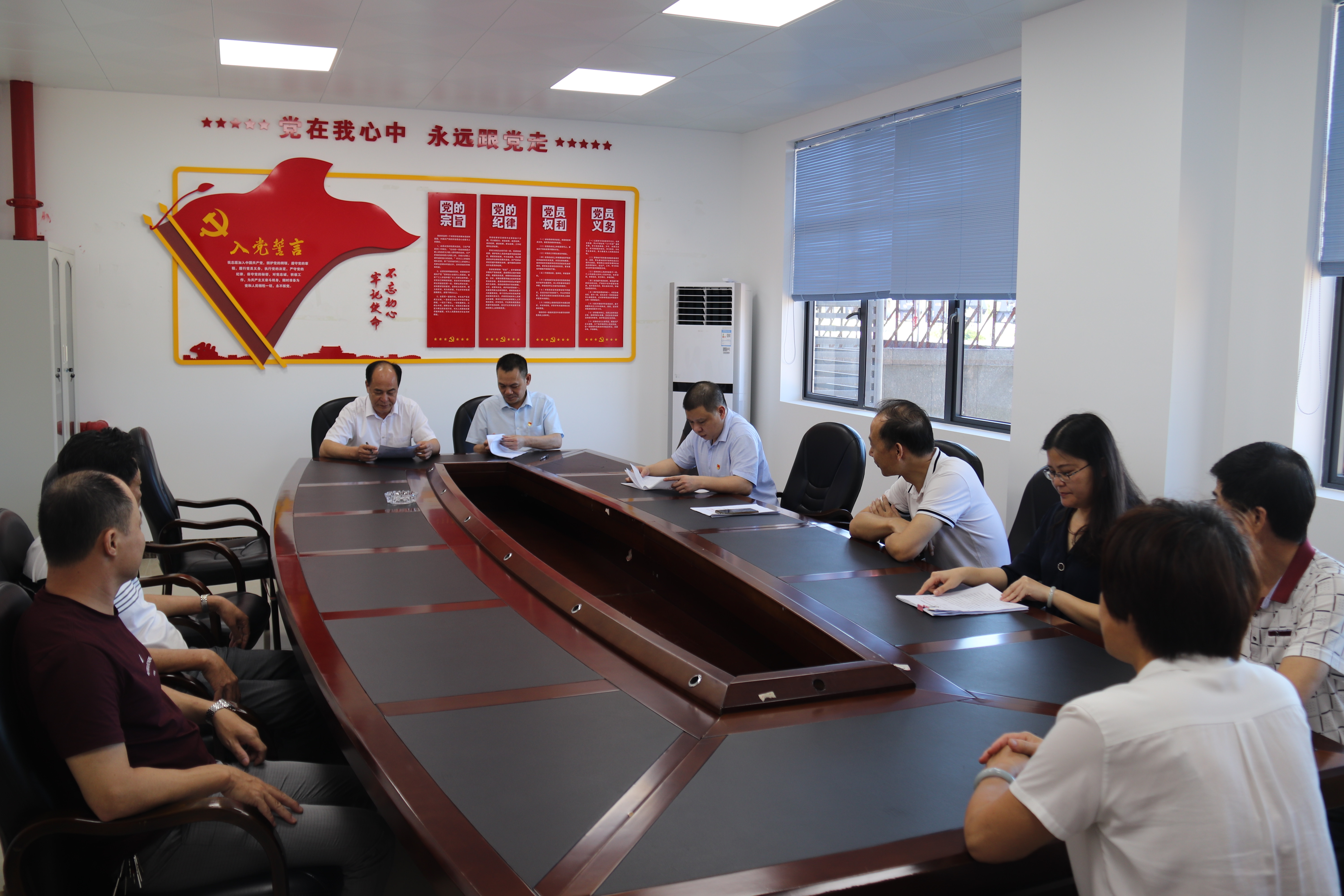 中共陸豐市自然資源局機(jī)關(guān)委員會到東海鎮(zhèn)烏坎村開展“雙報到、雙服務(wù)”工作 1.jpg